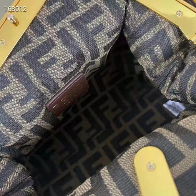 FENDI フェンディ 2021年最新なクラシックな ショルダーバッグ